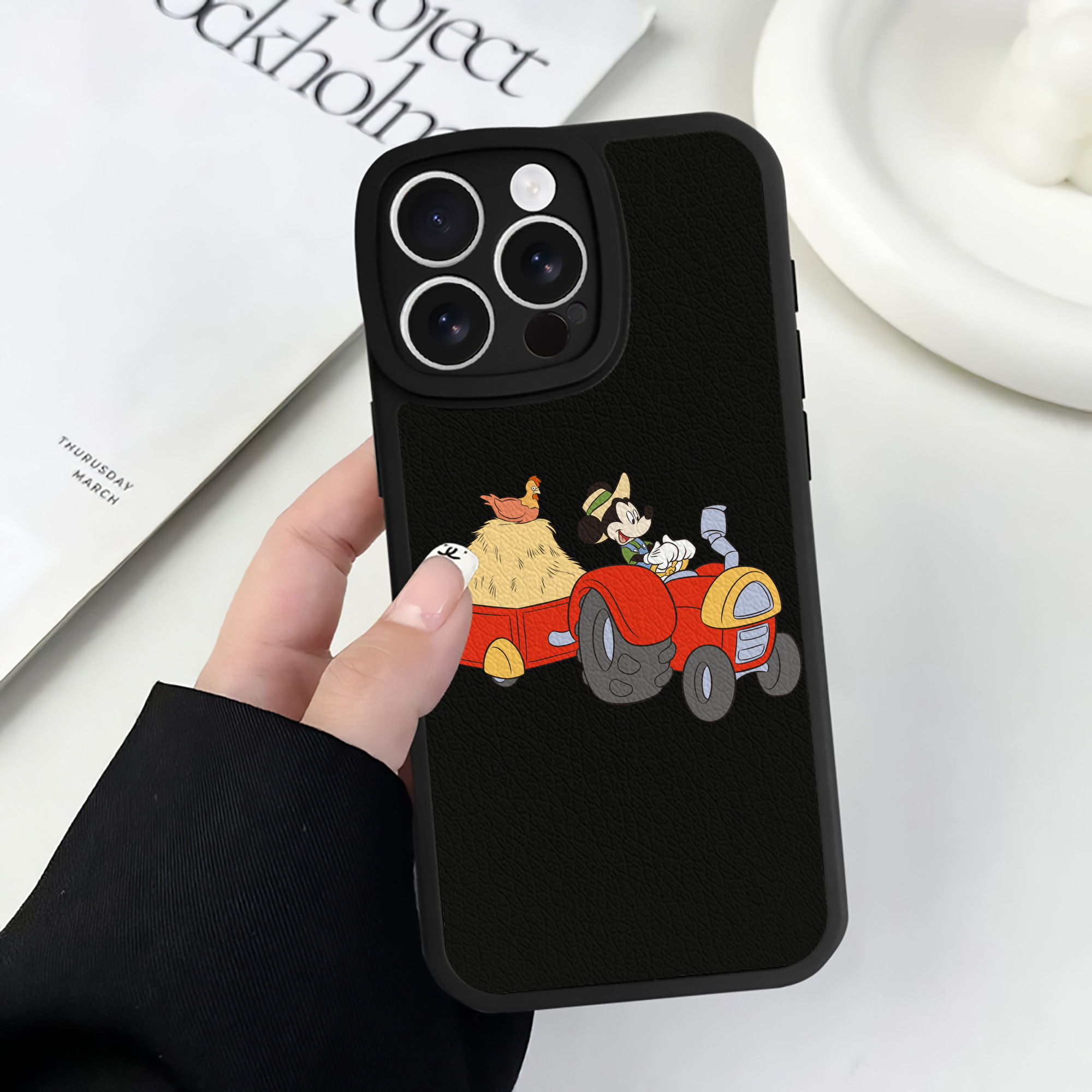 （画像用） ミッキーマウス Mickey Mouse 【iPhone 16シリーズ対応】シリコンスマホケース（レザー調） 材質：シリコン